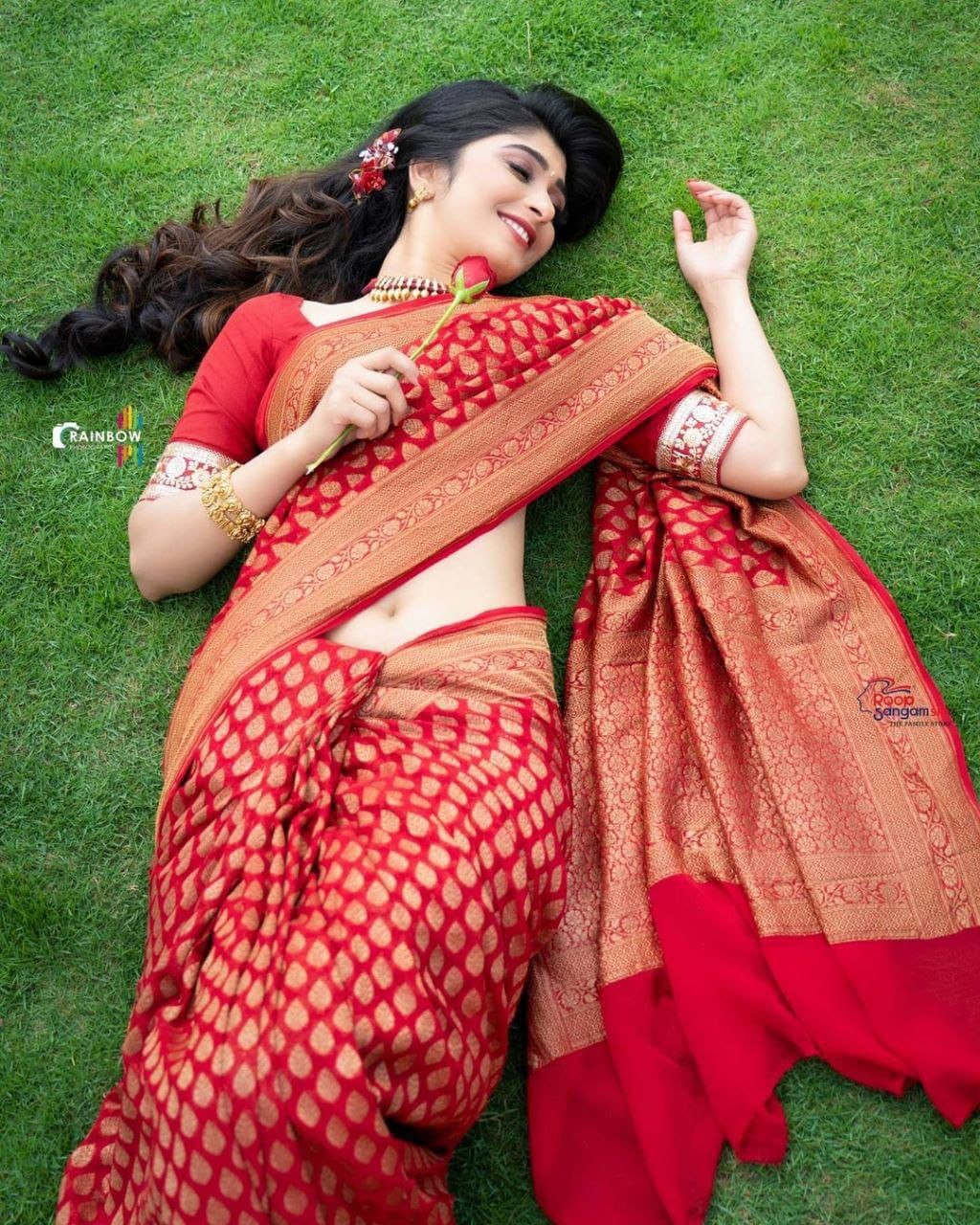 Red silk saree with Running Excusive Jacquard