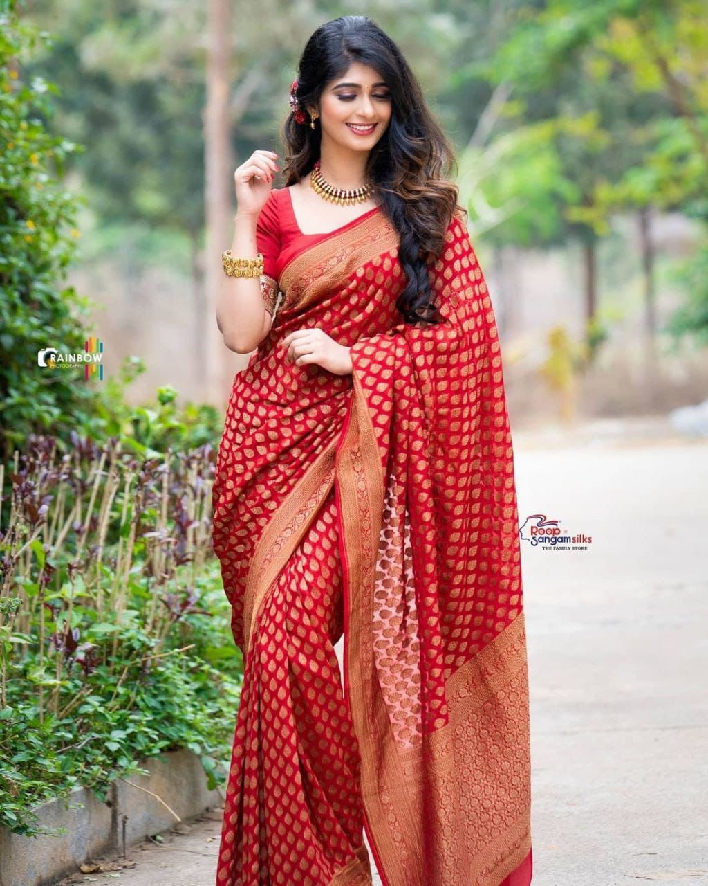 Red silk saree with Running Excusive Jacquard